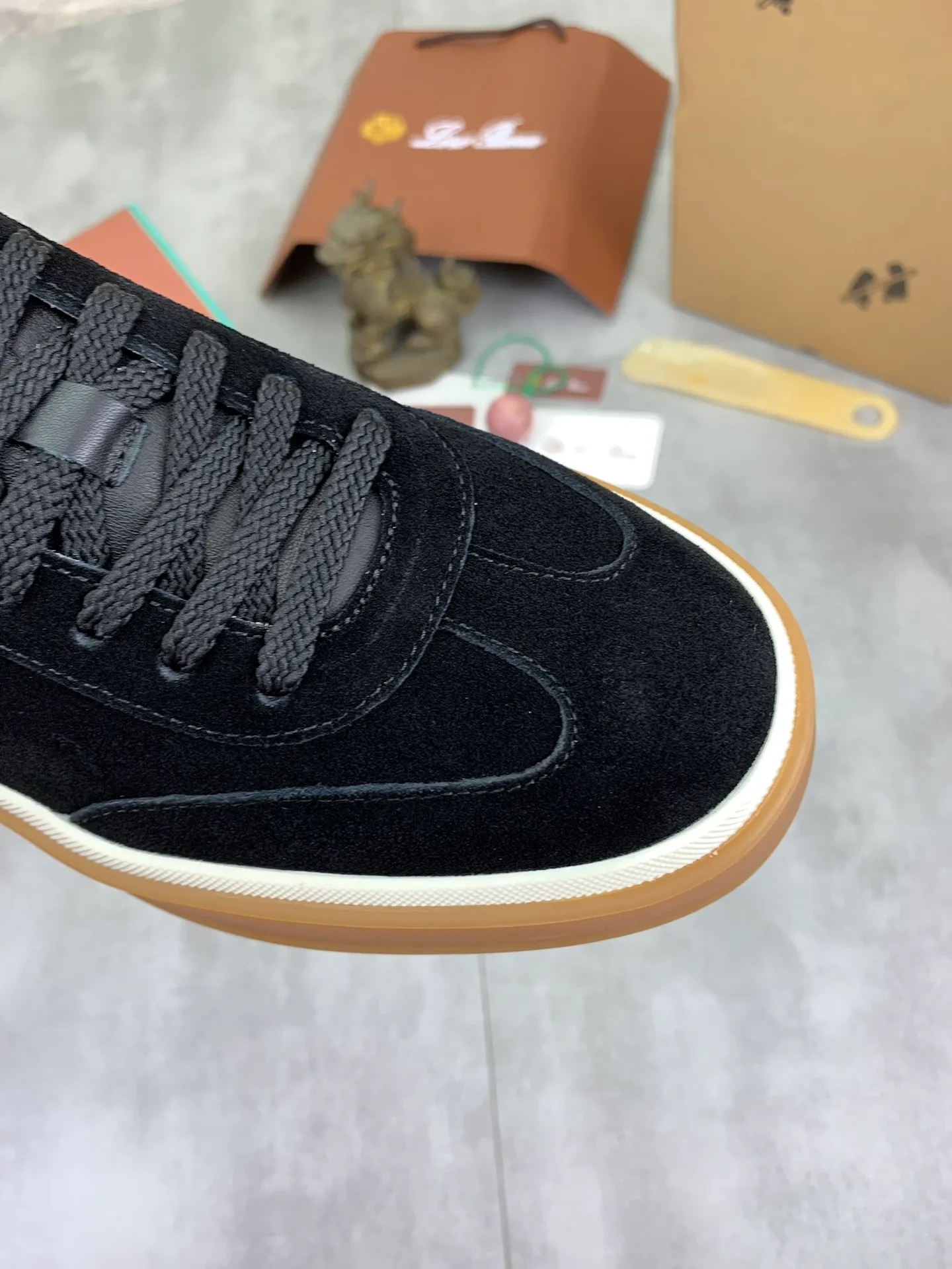 Men's Men's Shoes 💰P540 New 💰High Quality Loro Piana 💯Top Authentic Grade💯Buy the original 1:1 copy💯 Founded the existing Loro Piana company on April 24, 1924. It is now the sixth generation of family business, providing top quality products to customers who are discerning in taste and quality. Imported original fabrics, made of plain calfskin lining. Hand-sewn threads with cowhide feet. Original packaging. Size: 38-45. 7⃣️ colors available.